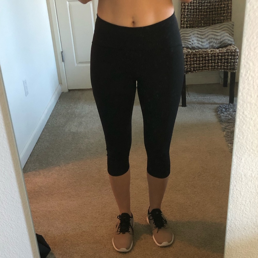Lululemon 3/4 leggings with mesh panels || Black
